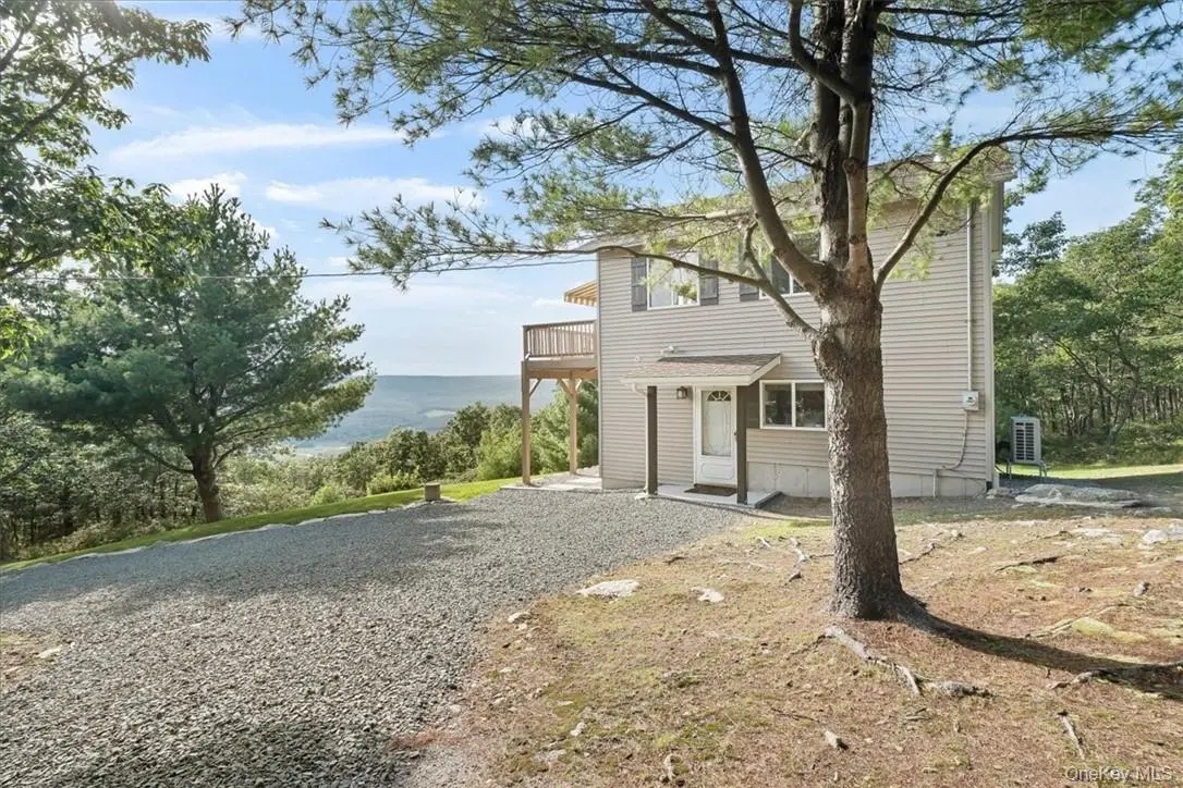96 Treetops TRL, Bloomingburg, NY 12721