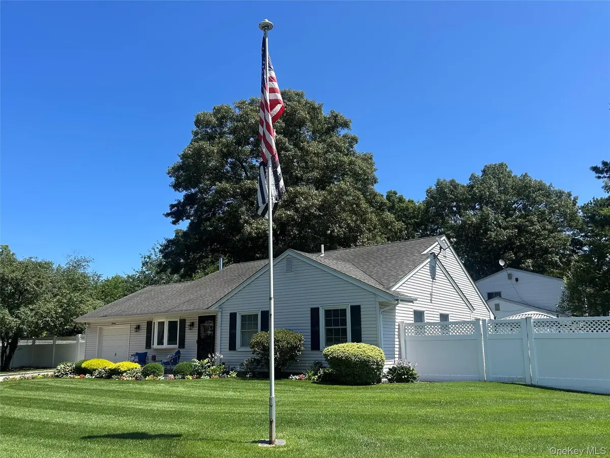 19 Sandpiper LN, Coram, NY 11727