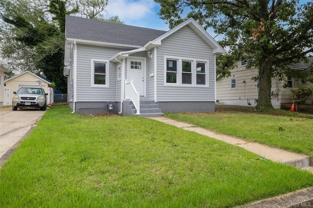 171 S Brookside AVE, Freeport, NY 11520