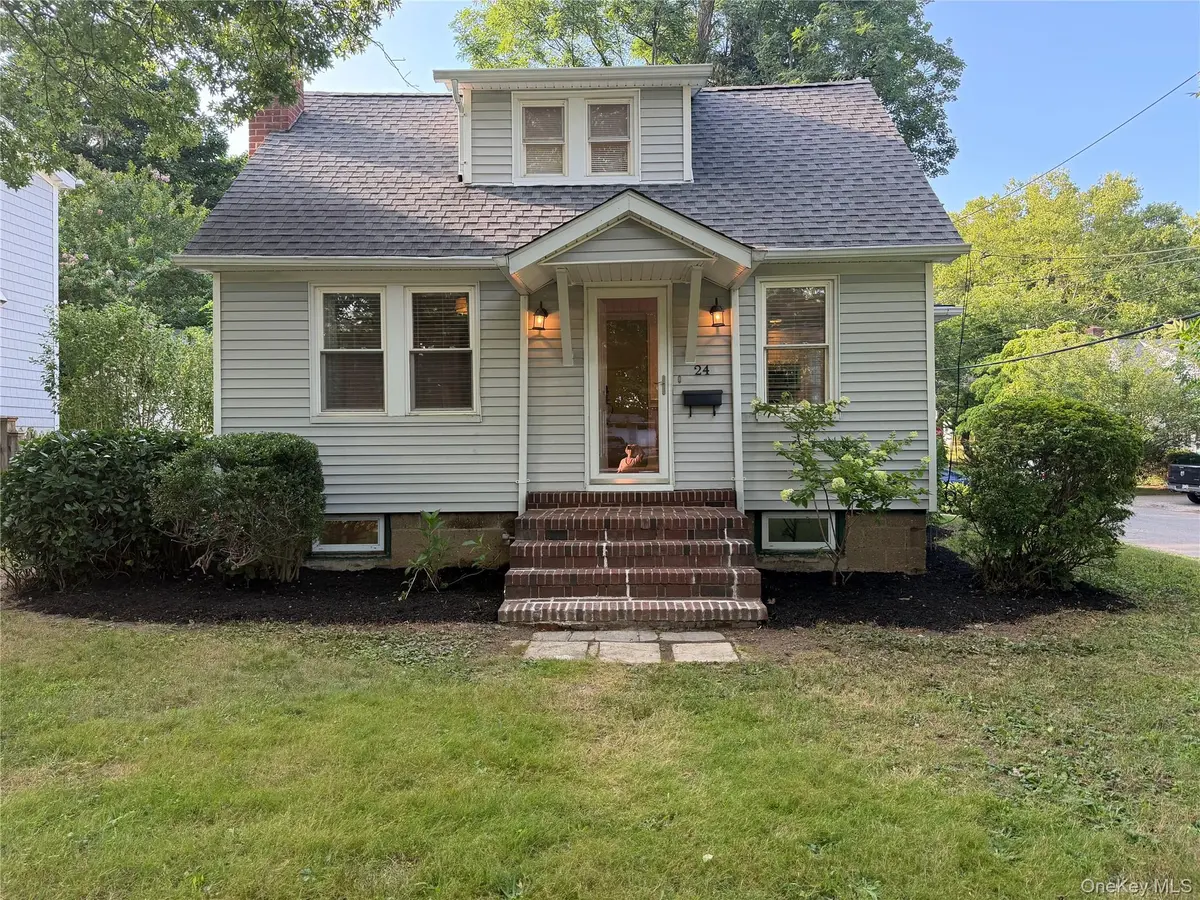 24 8th AVE, Sea Cliff, NY 11579