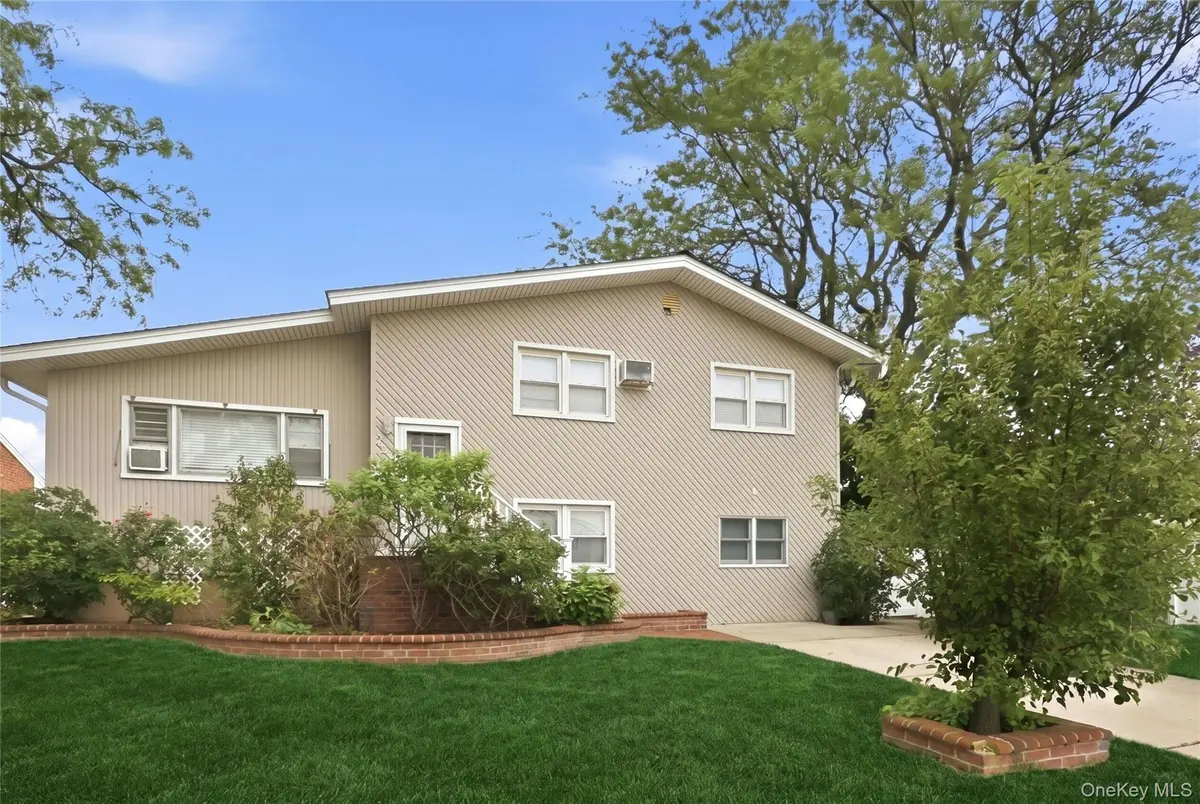 228 Island Pkwy, Island Park, NY 11558