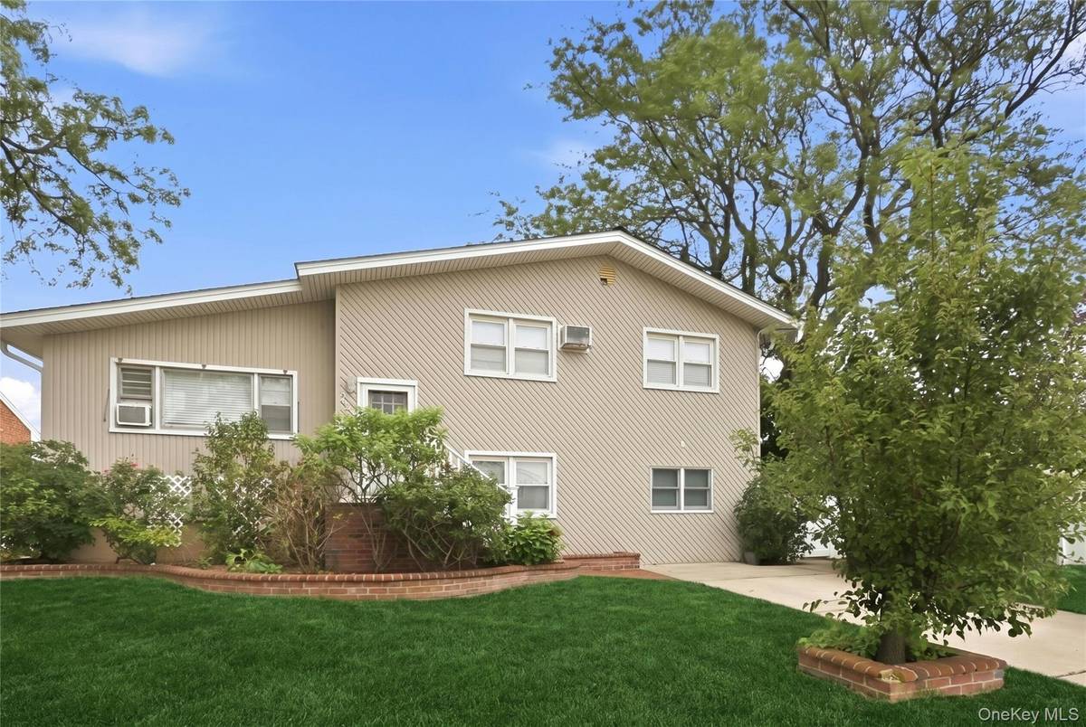 228 Island Pkwy, Island Park, NY 11558