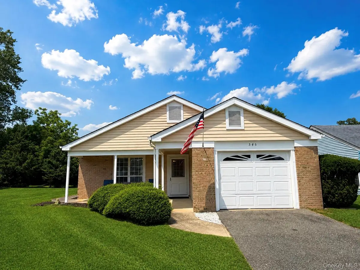 545 Stratford LN, Ridge, NY 11961