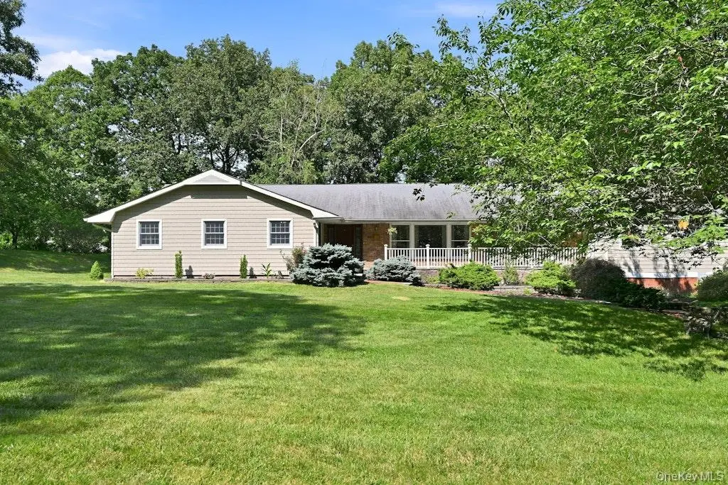 20 Williamsburg DR, Northport, NY 11768