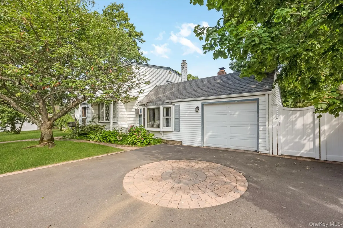 525 Beech ST, North Babylon, NY 11703