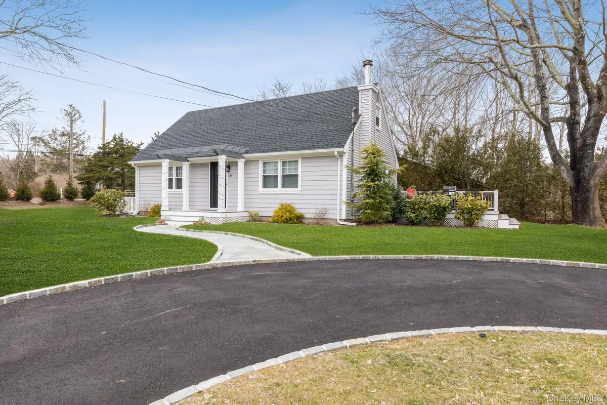34 Norbury RD, Hampton Bays, NY 11946
