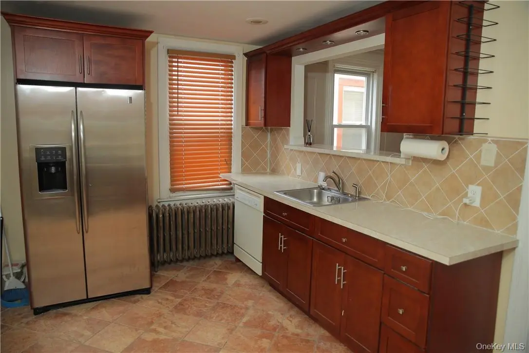 4457 Mundy LN, Bronx, NY 10466