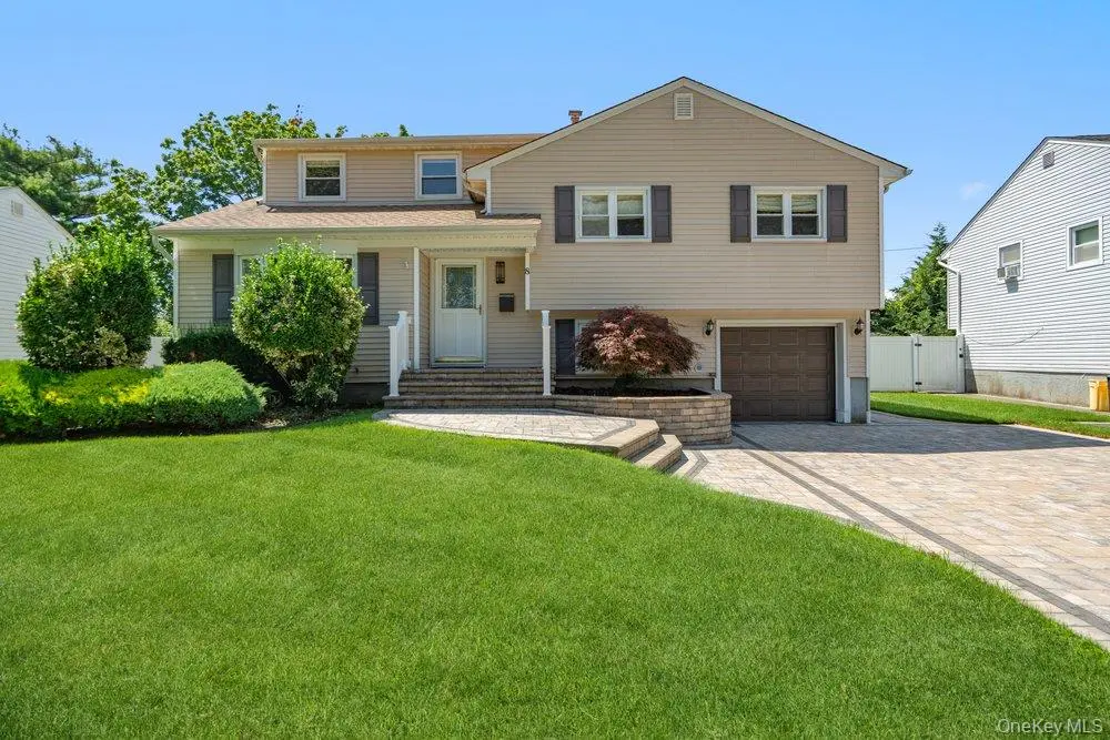 8 Radnor CT, Hicksville, NY 11801