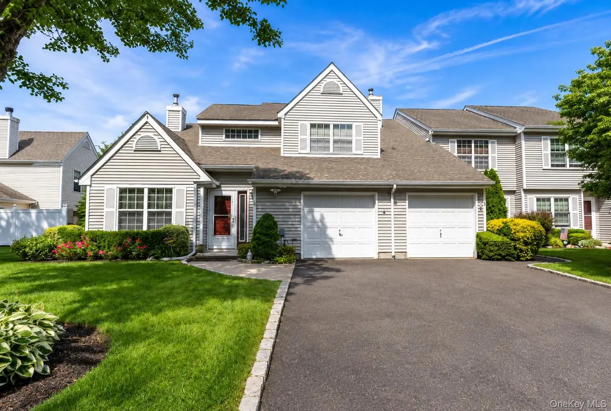 65 Mystic CIR, Bay Shore, NY 11706
