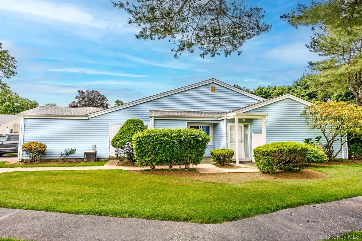 302 Bentley CT, Saint James, NY 11780