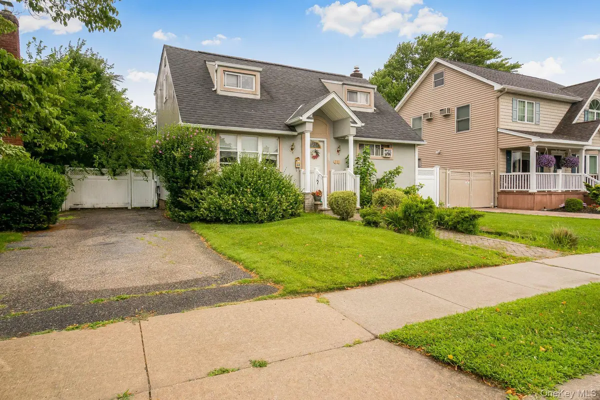 68 Cliff DR, Hicksville, NY 11801