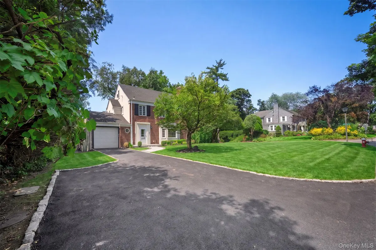 6 Brookbridge RD, Great Neck, NY 11021