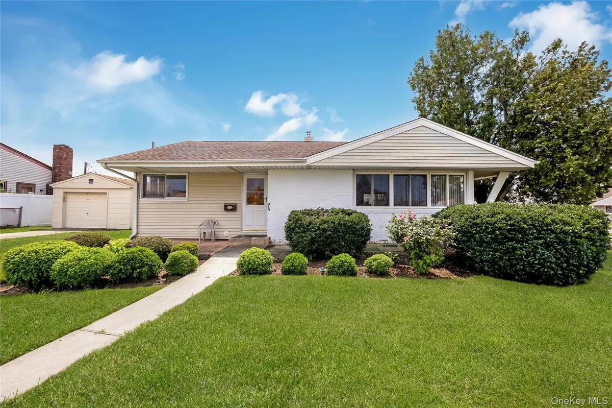 2 Mozart LN, Bethpage, NY 11714