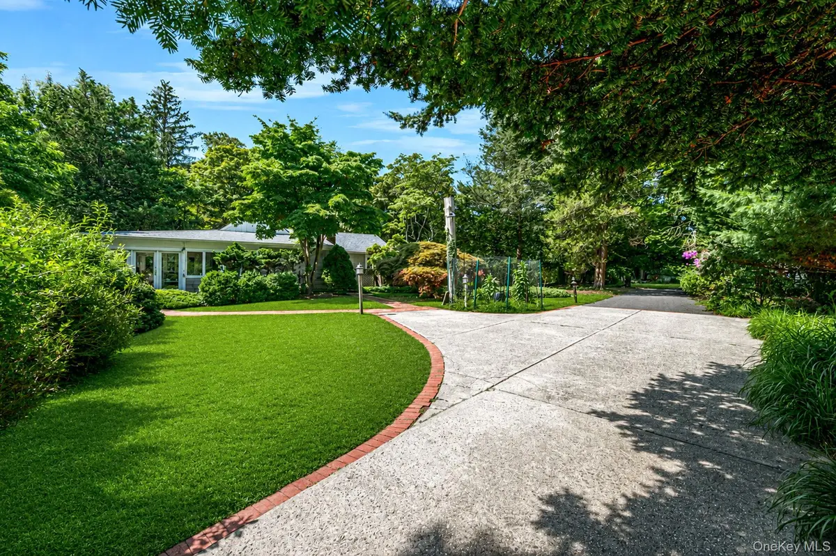90 Locust LN, Northport, NY 11768