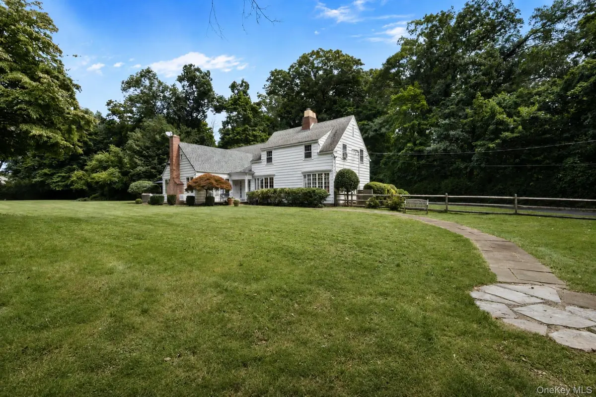 1 Stonegate LN, Old Brookville, NY 11545