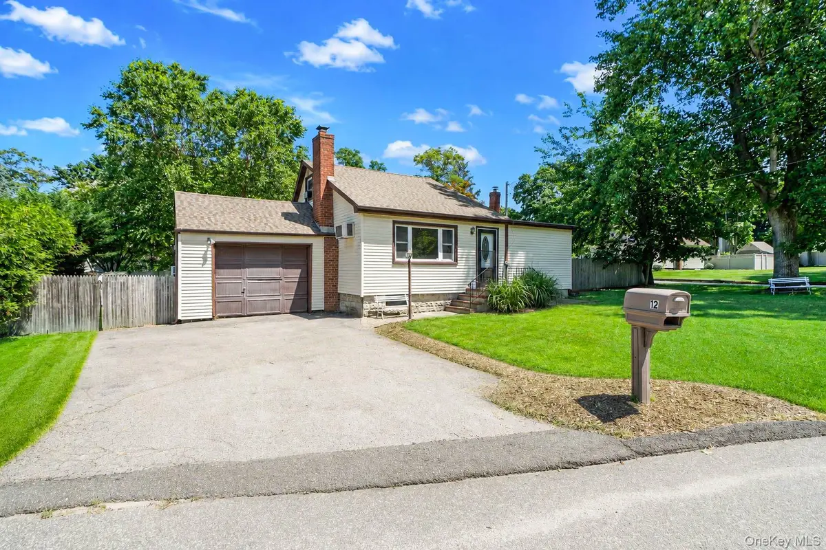 12 Sycamore RD, Rocky Point, NY 11778