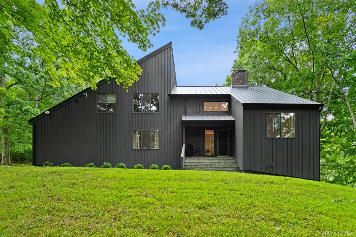 25 Cross Pond RD, Pound Ridge, NY 10576