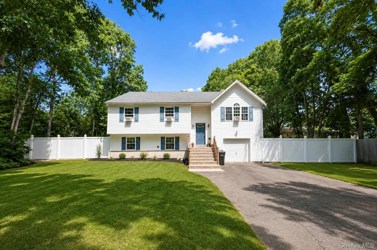 71 Barton AVE, Patchogue, NY 11772