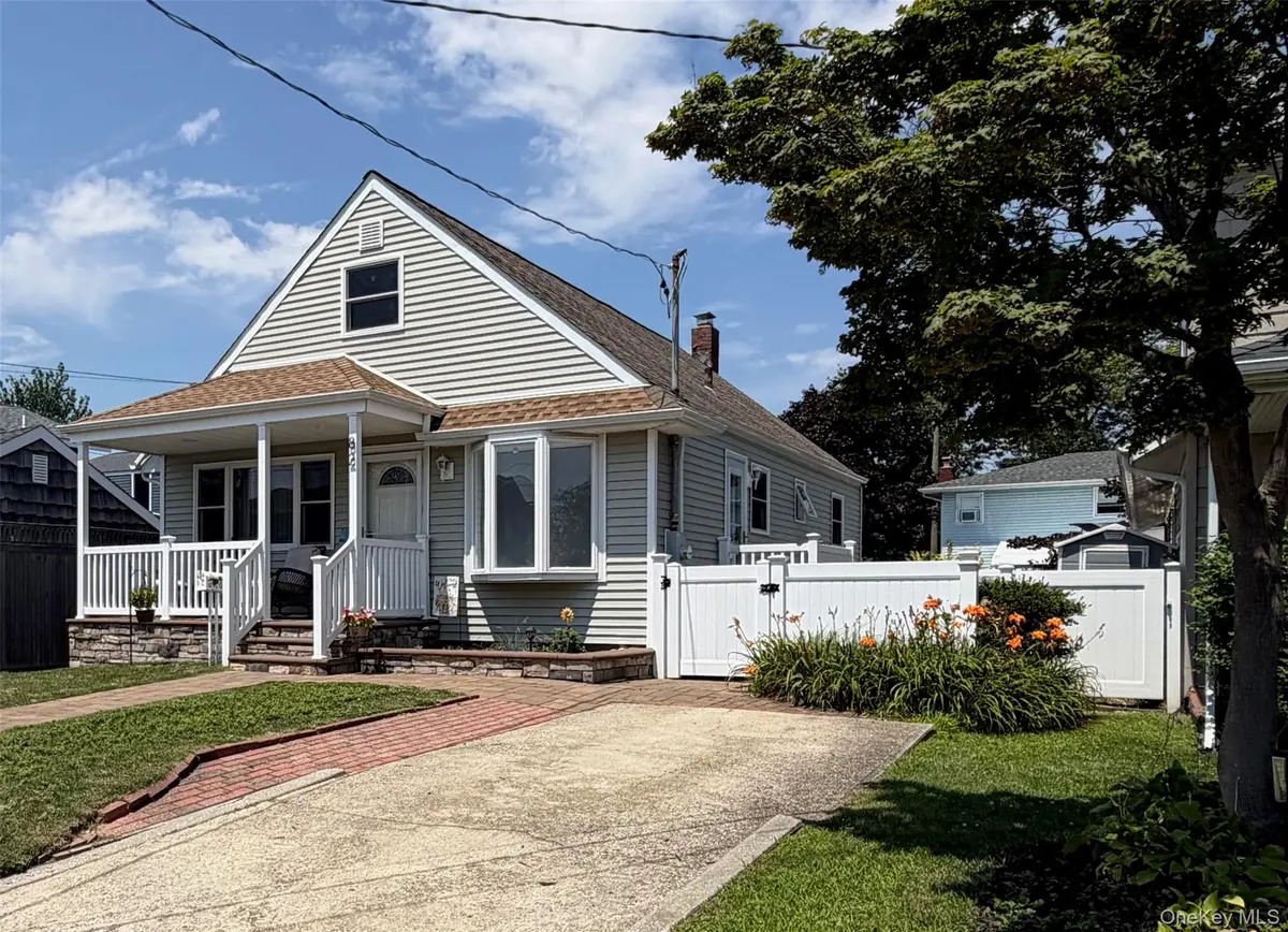 82 E Hollywood AVE, Lindenhurst, NY 11757