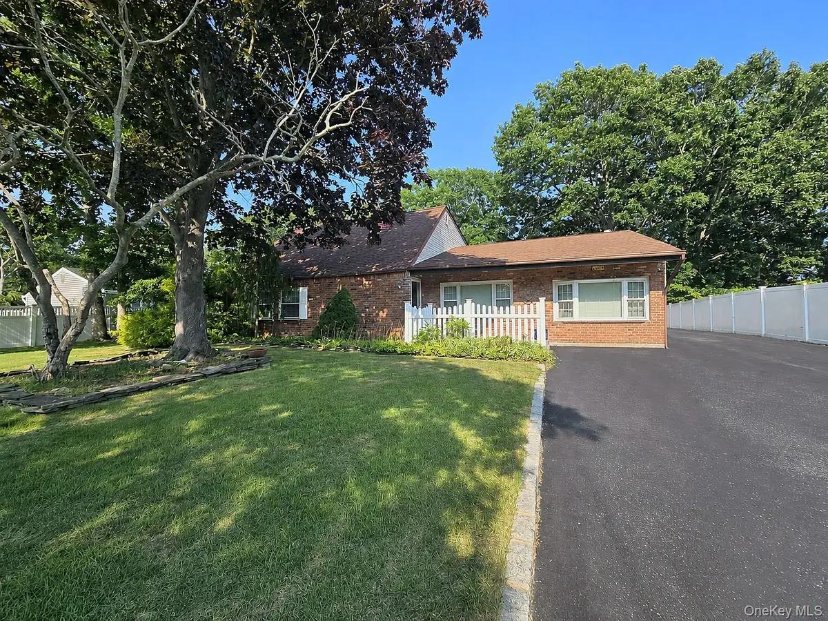 60 Meyer LN, Medford, NY 11763