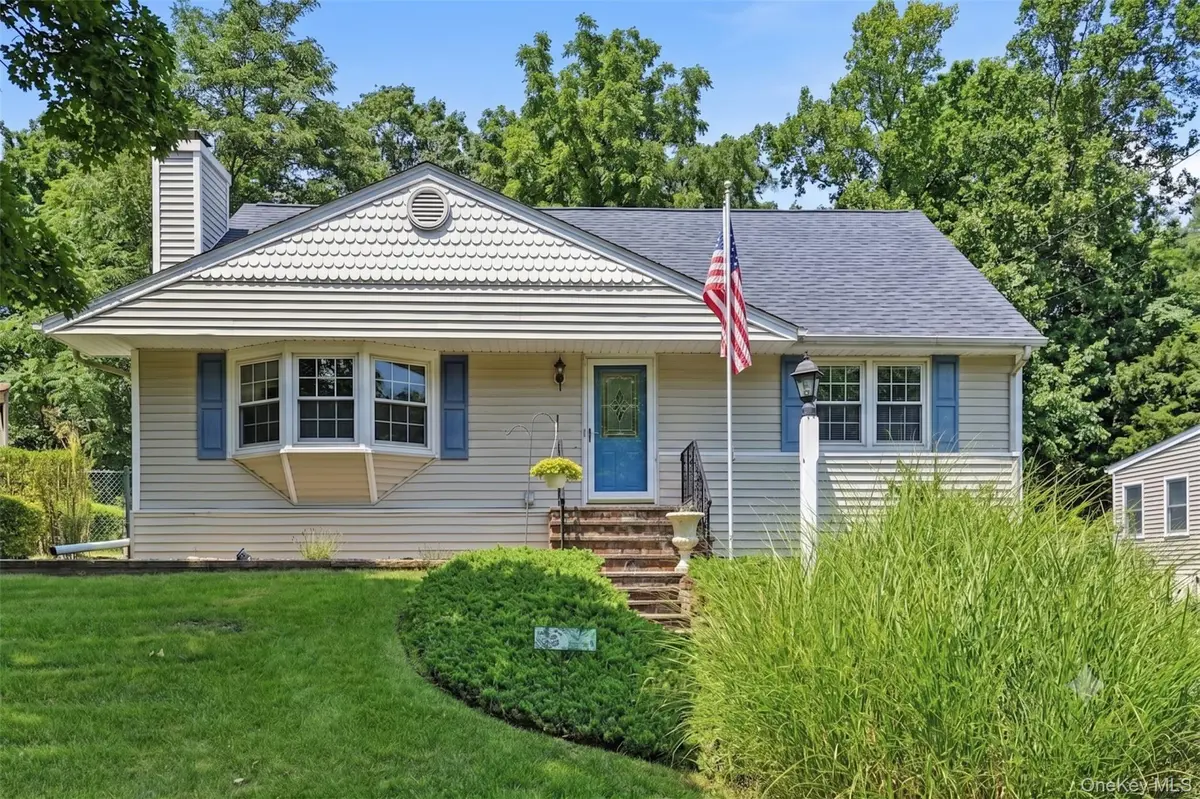 15 Gaines PL, Huntington, NY 11743