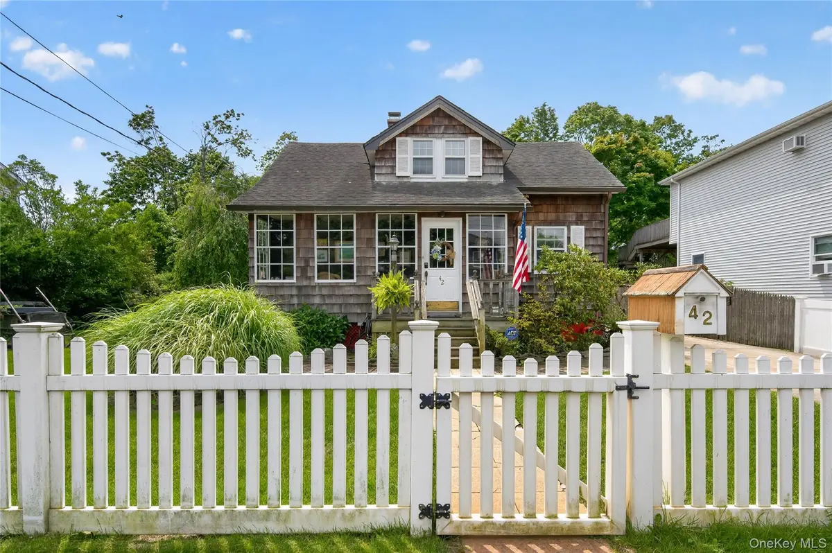 42 Cedar ST, Islip, NY 11751