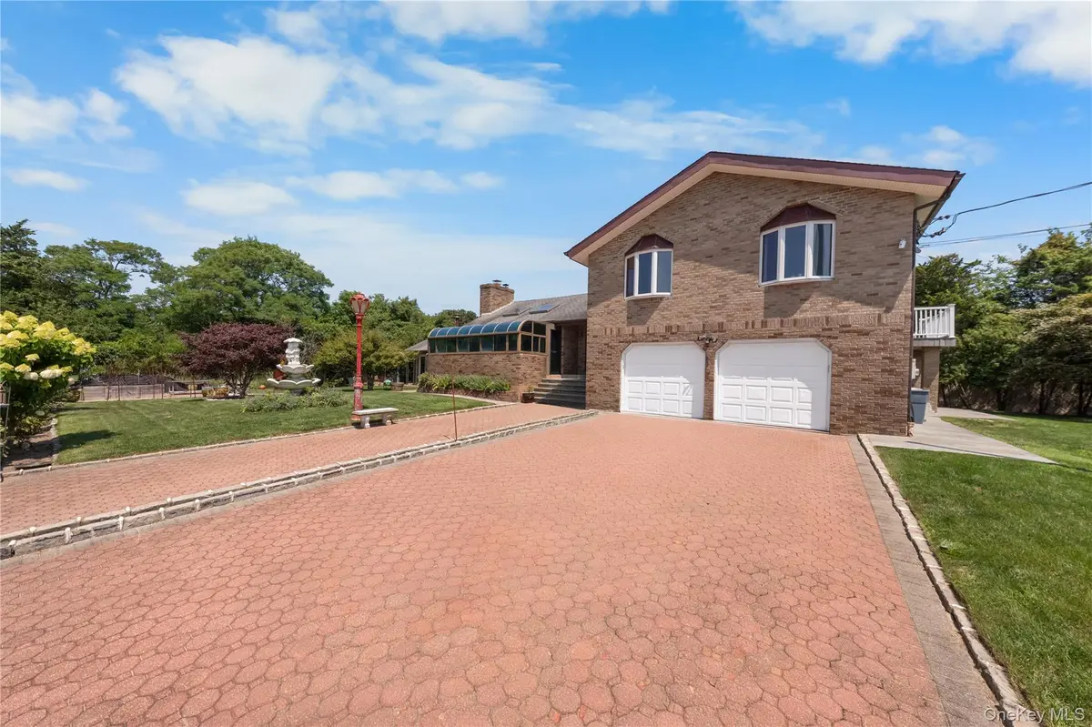 1 Grandview DR, Shirley, NY 11967