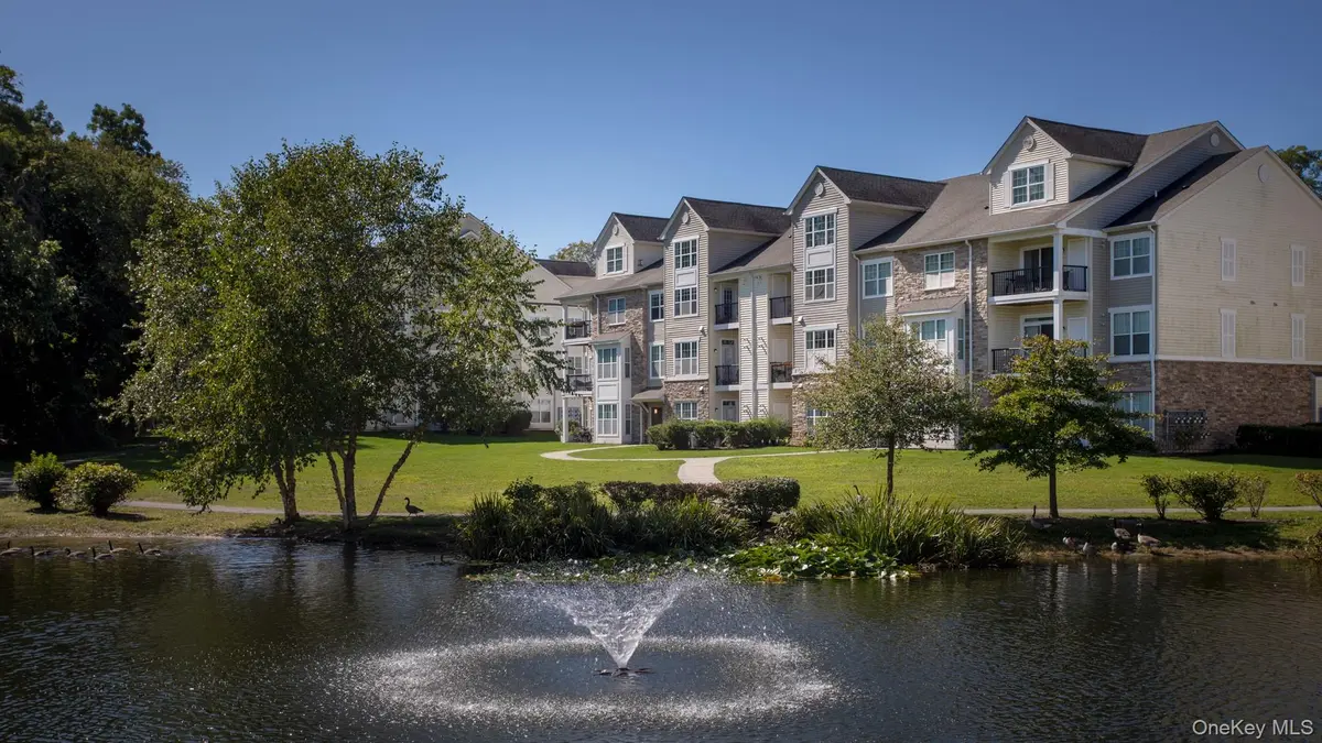 1 Charles Pond DR #4-425, Coram, NY 11727