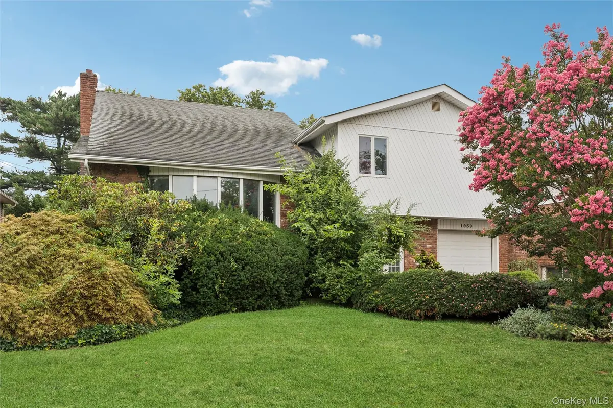 1939 Leonard LN, Merrick, NY 11566