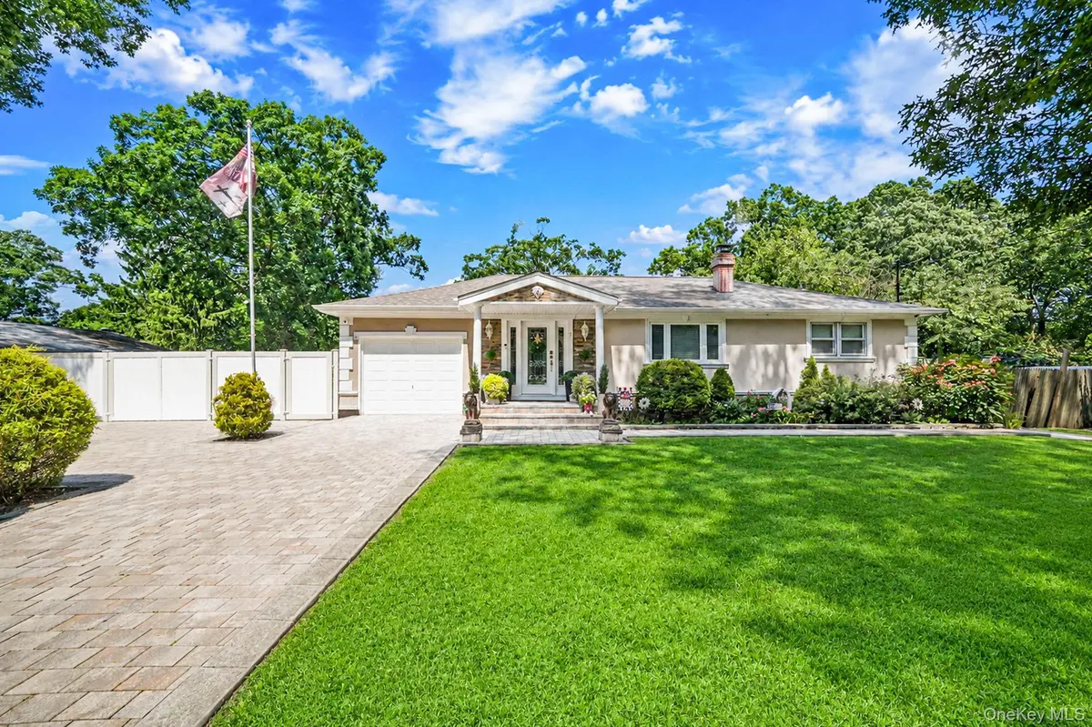 5 Overlook DR, Mastic, NY 11950