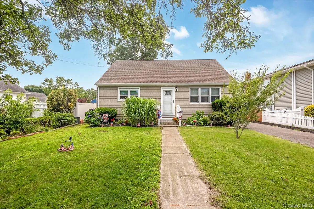 413 S 8th ST, Lindenhurst, NY 11757
