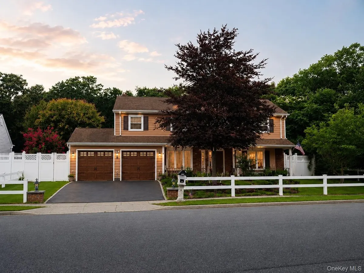 8 Singingwood DR, Holbrook, NY 11741