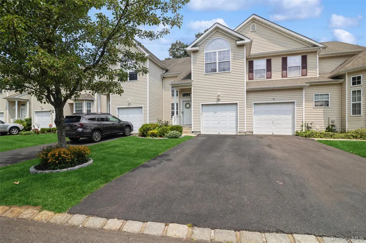 34 Cranberry CIR, Medford, NY 11763