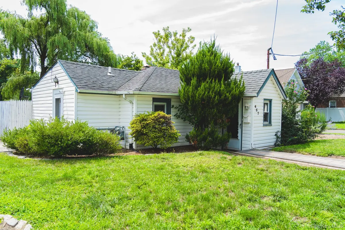 457 Sigmond ST, Freeport, NY 11520