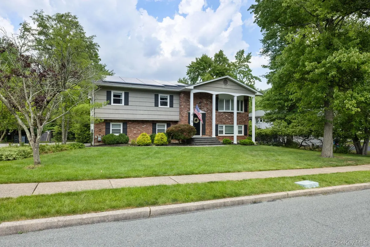 9 Behrendt DR, Pearl River, NY 10965