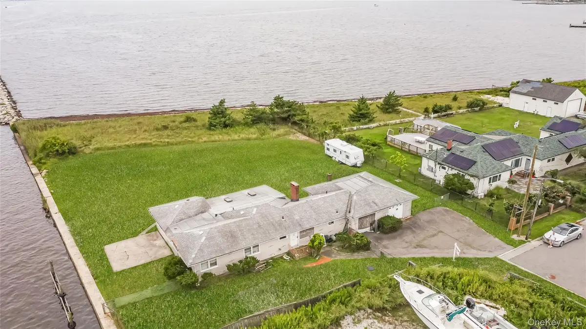 84 Sunset LN, Patchogue, NY 11772