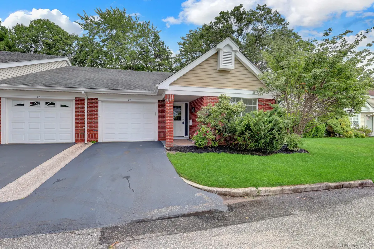 29 Glen DR, Ridge, NY 11961