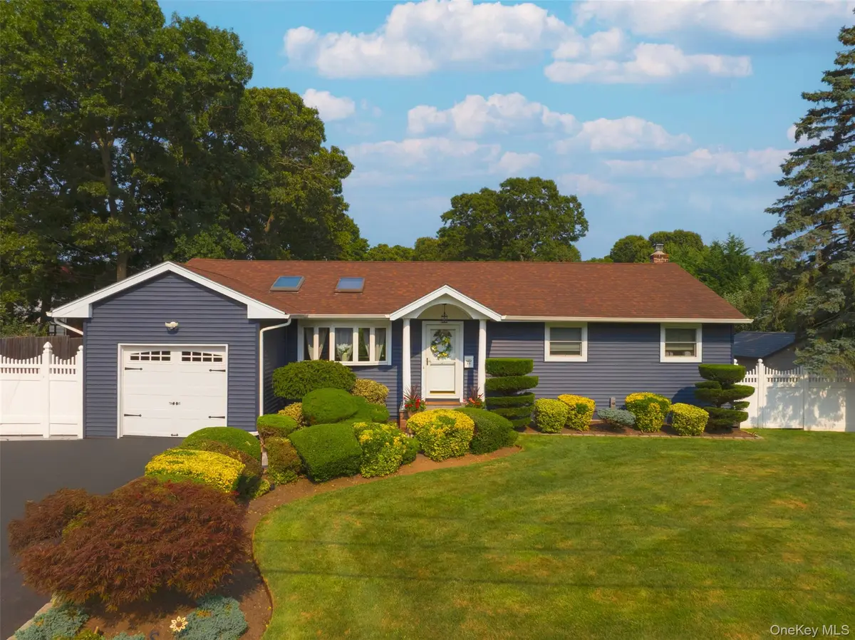17 Bayberry RD, Ronkonkoma, NY 11779