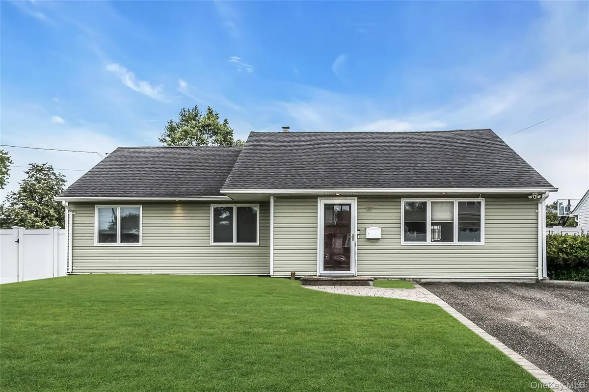 17 Blanche ST, Plainview, NY 11803
