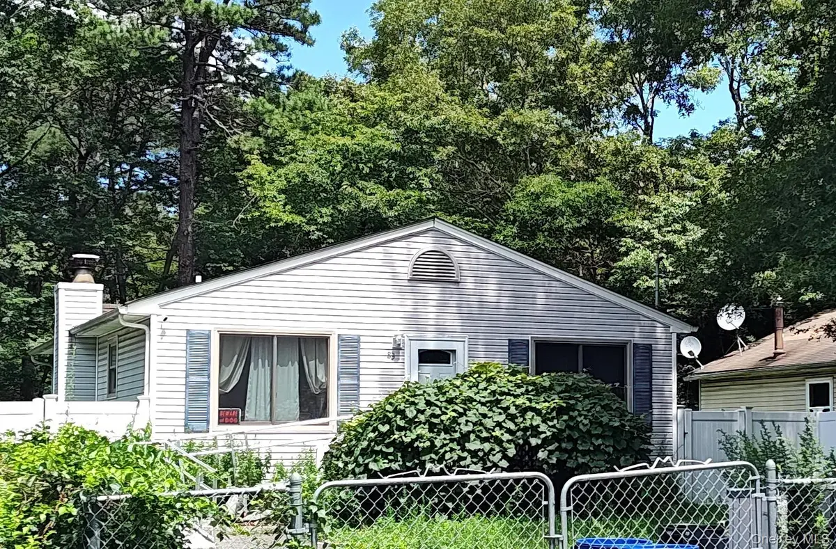 83 Norfleet LN, Coram, NY 11727