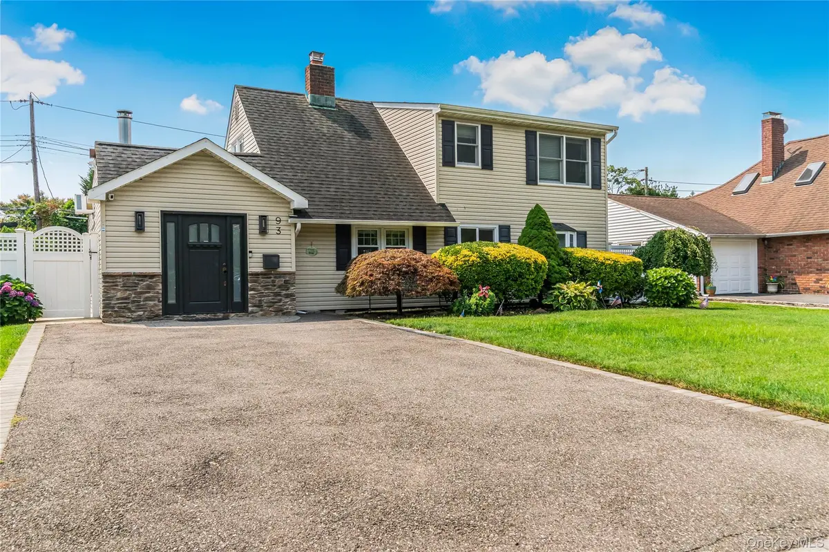 93 Duckpond DR, Wantagh, NY 11793
