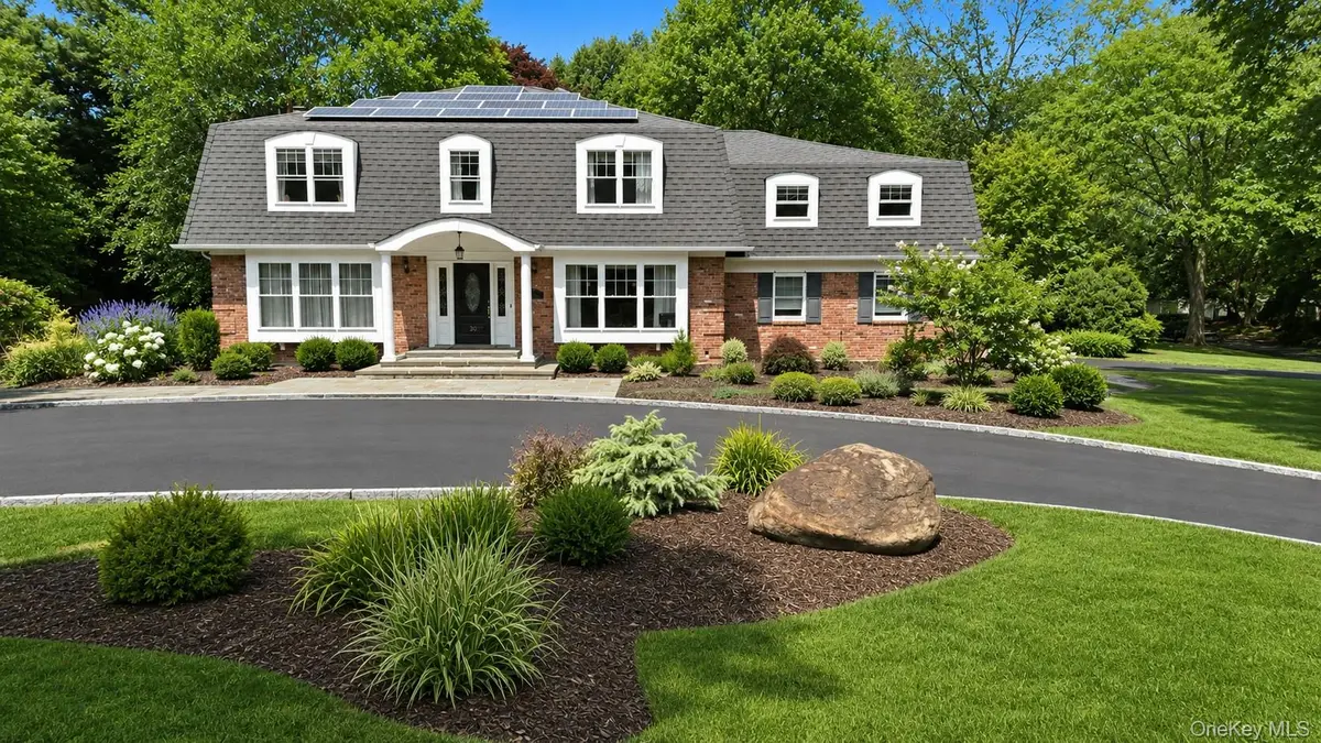 20 Longacre DR, Huntington, NY 11743