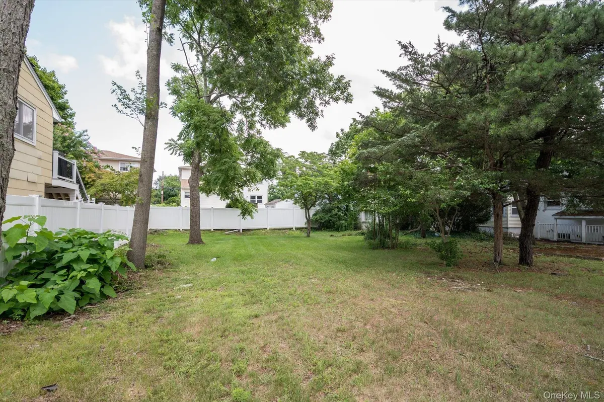 Moore PL, Melville, NY 11747