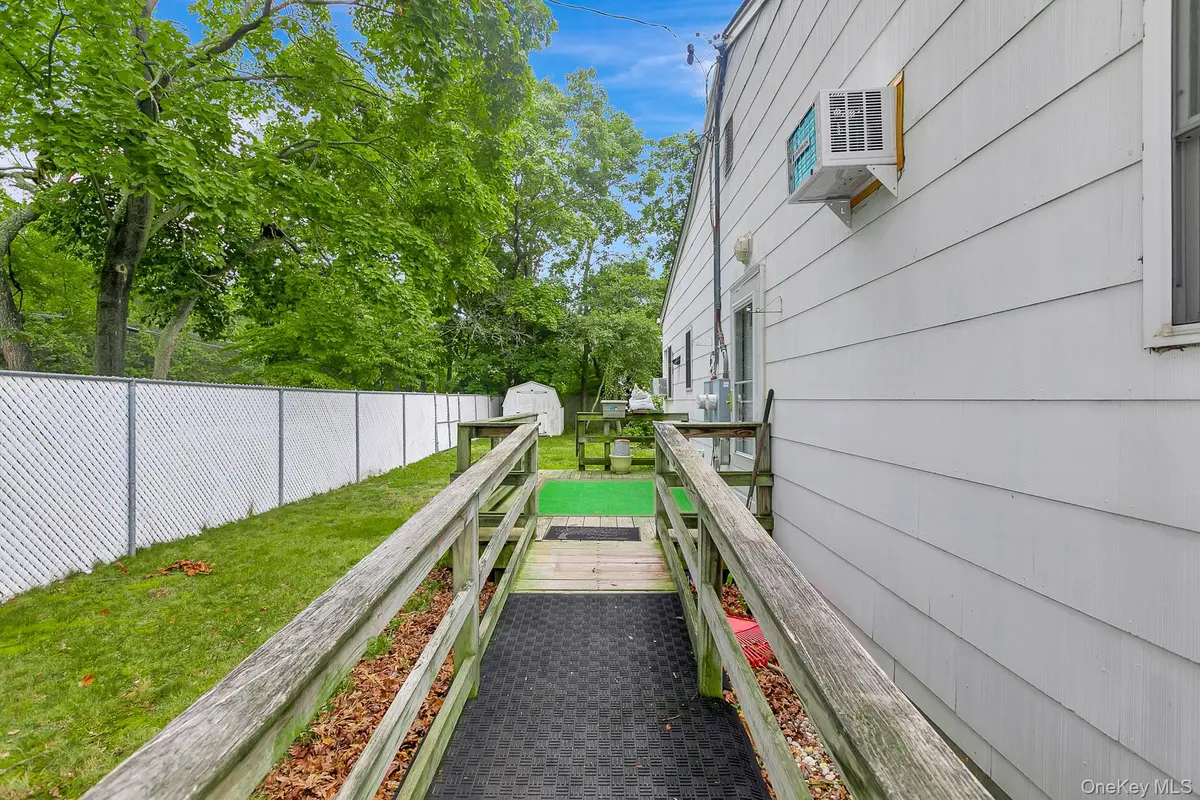 4 Brooktree CT, Bohemia, NY 11716