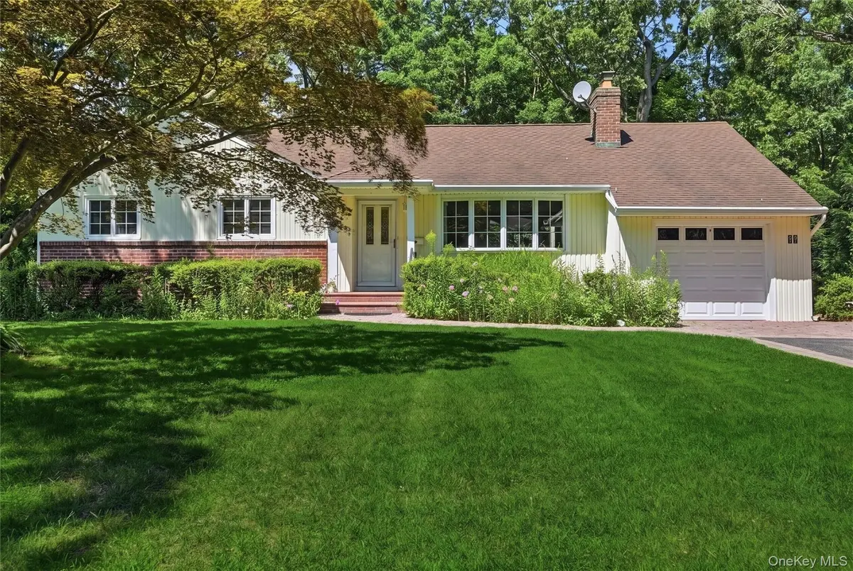 89 Burton LN, Commack, NY 11725