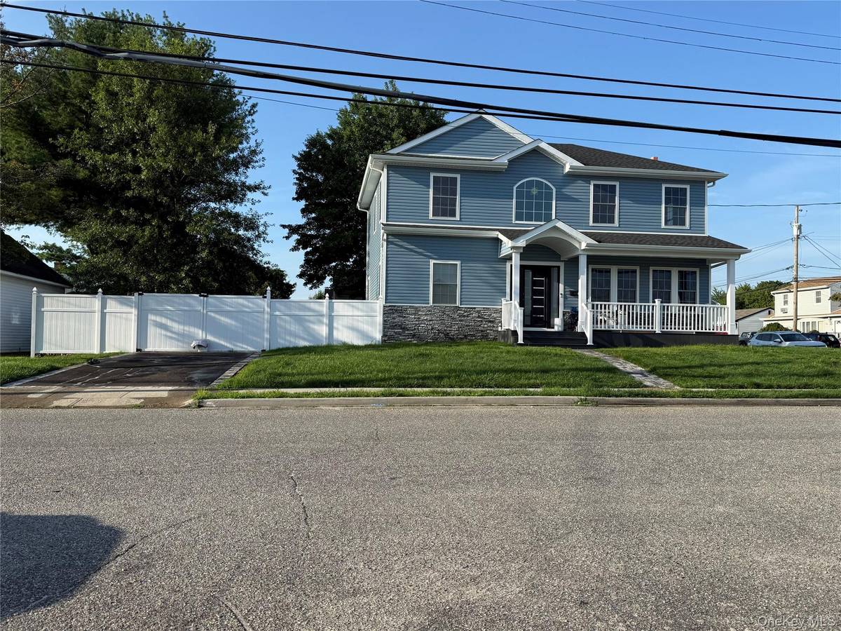 139 maple AVE, Bethpage, NY 11714