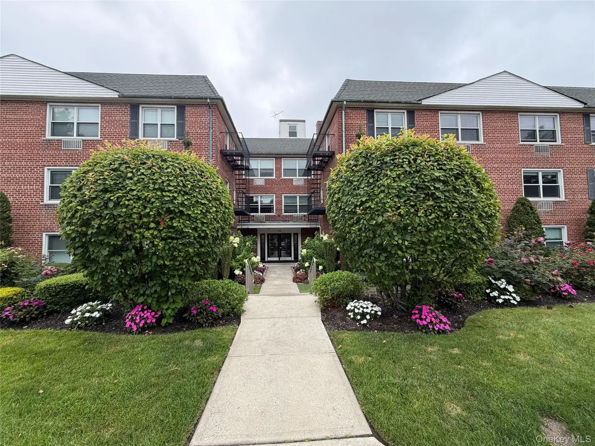 124 S Park AVE #2V, Rockville Centre, NY 11570