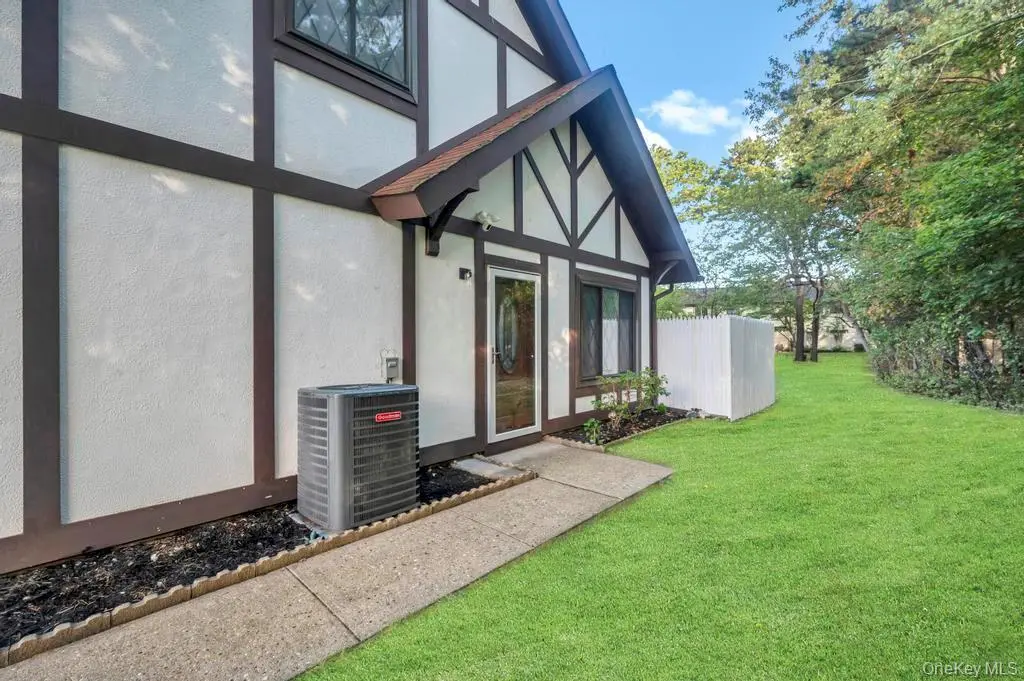 6 Amesworth CT, Middle Island, NY 11953