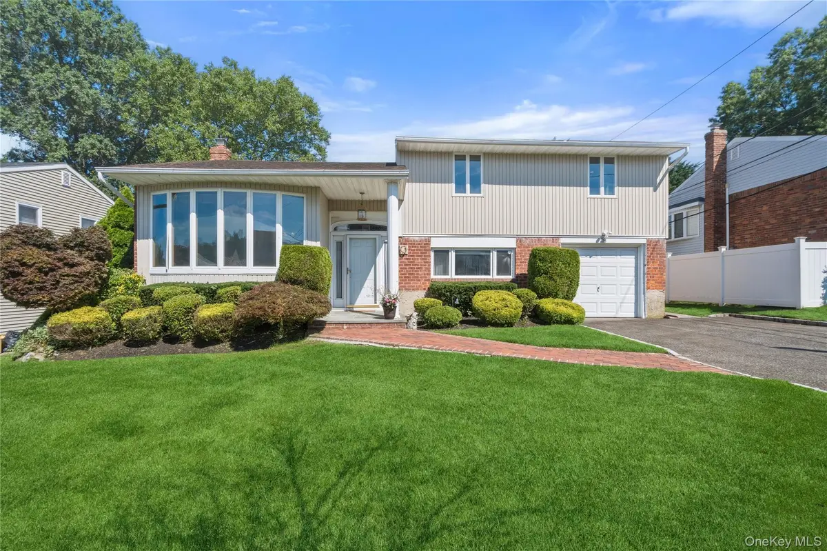 19 Jody LN, Plainview, NY 11803