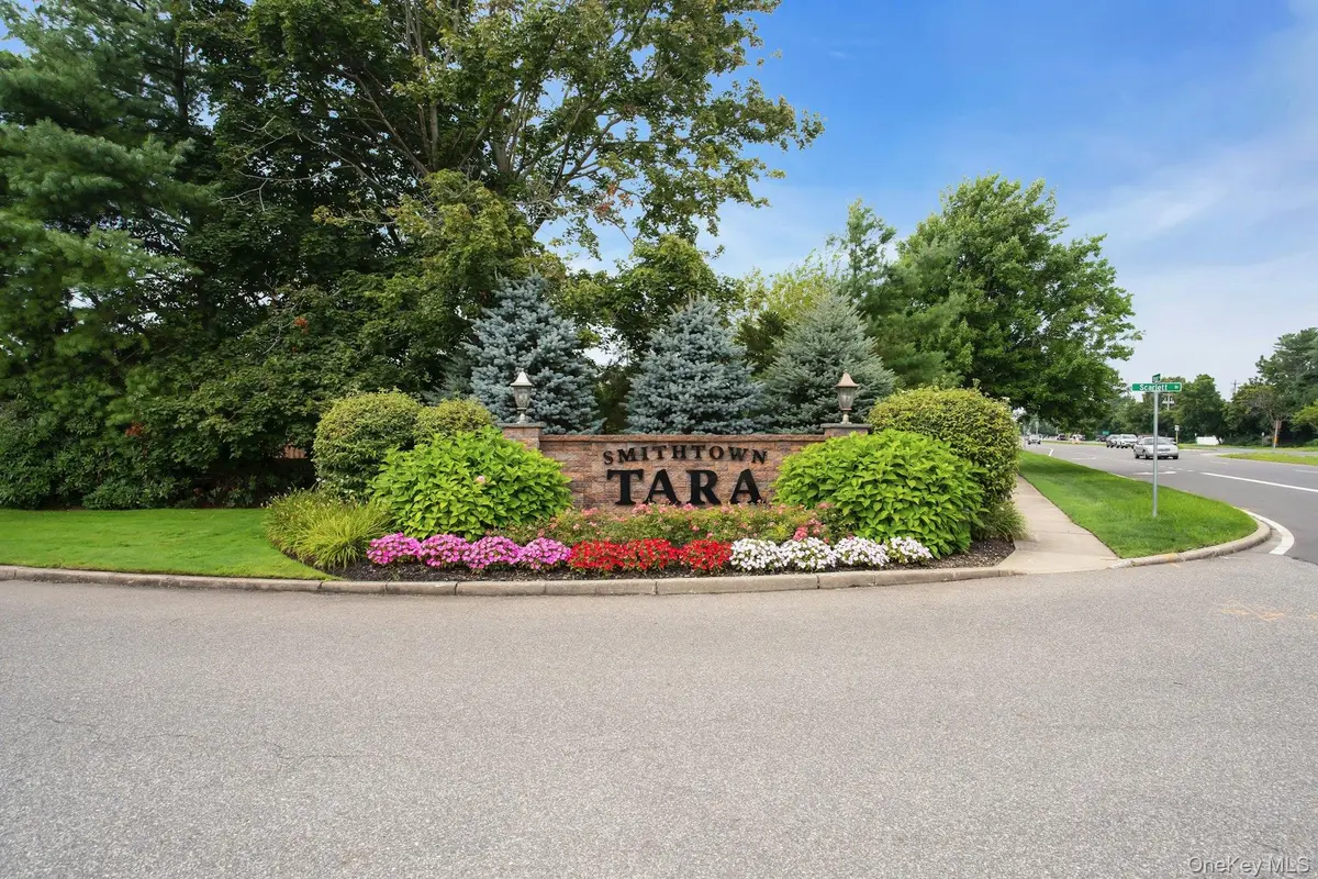 121 Scarlett DR, Commack, NY 11725